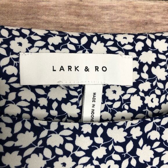 🌷5 for $25 Lark & Ro Blue and White Floral Top - Picture 4 of 11